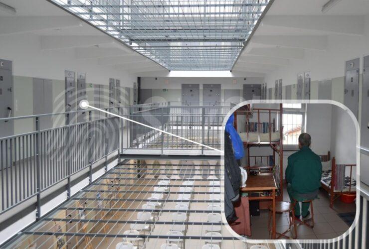 Zdjęcie zakładu karnego w środku. Widoczny szereg cel. Po prawej stronie małe zdjęcie przedstawiające środek celi. W niej jeden więzień siedzący tyłem.