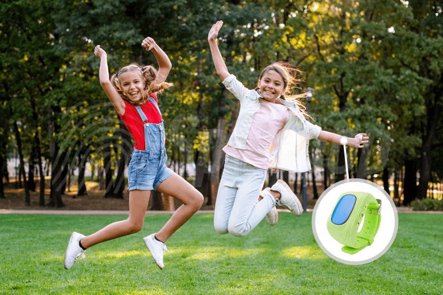 Dwie dziewczynki śmieją się i skaczą w parku. Jedna z nich ma na ręce zegarek z lokalizatorem GPS. Widać go na mniejszym zdjęciu po prawej stronie.