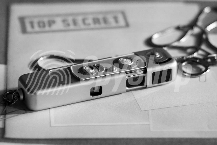 Zbliżenie na dyktafon szpiegowski na teczce z napisem "Top Secret".