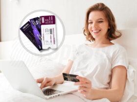 Kobieta w łóżku kupuje bilety online, w ręku ma kartę bankową. W mniejszym zdjęciu widoczne wejściówki.