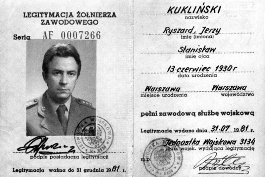 Zdjęcie oryginalnej legitymacji żołnierza zawodowego Ryszarda Kuklińskiego.