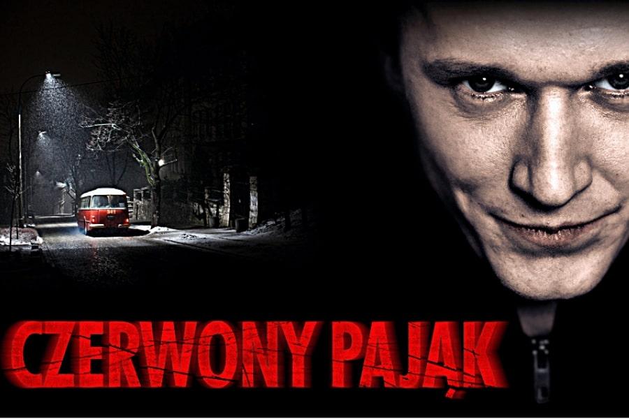 Okładka filmu "Czerwony Pająk". Po prawej stronie zdjęcie twarzy aktora Filipa Pławiaka.