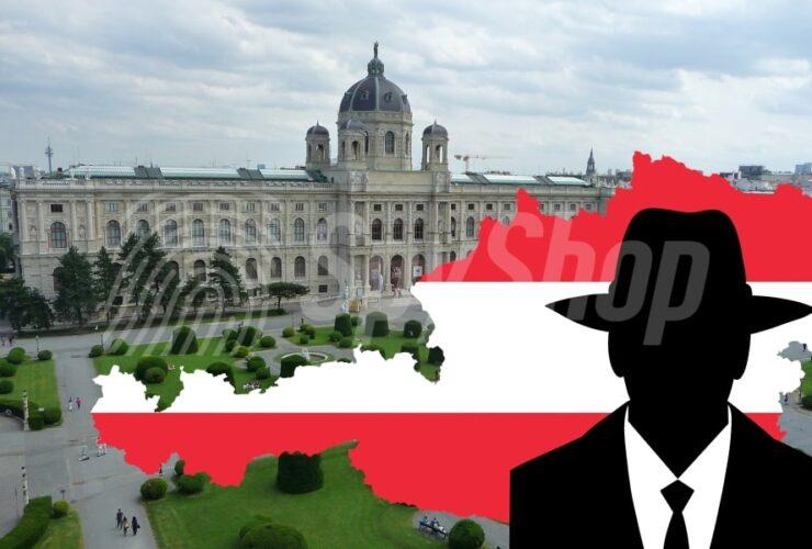 W tle zdjęcie pałacu w Wiedniu. Na pierwszym planie flaga Austrii z postacią szpiega.