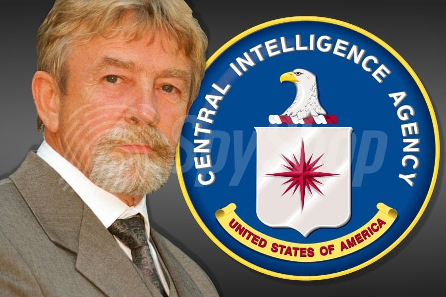 Po lewej stronie zdjęcie portretowe Ryszarda Kuklińskiego. Po prawej duże logo CIA.