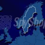 Ciemnoniebieska ilustracja przedstawia mapę północnej Europy. Wyróżnia się na niej, zaznaczony na biało, kontur granic Szwecji.