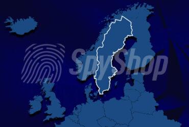 Ciemnoniebieska ilustracja przedstawia mapę północnej Europy. Wyróżnia się na niej, zaznaczony na biało, kontur granic Szwecji.