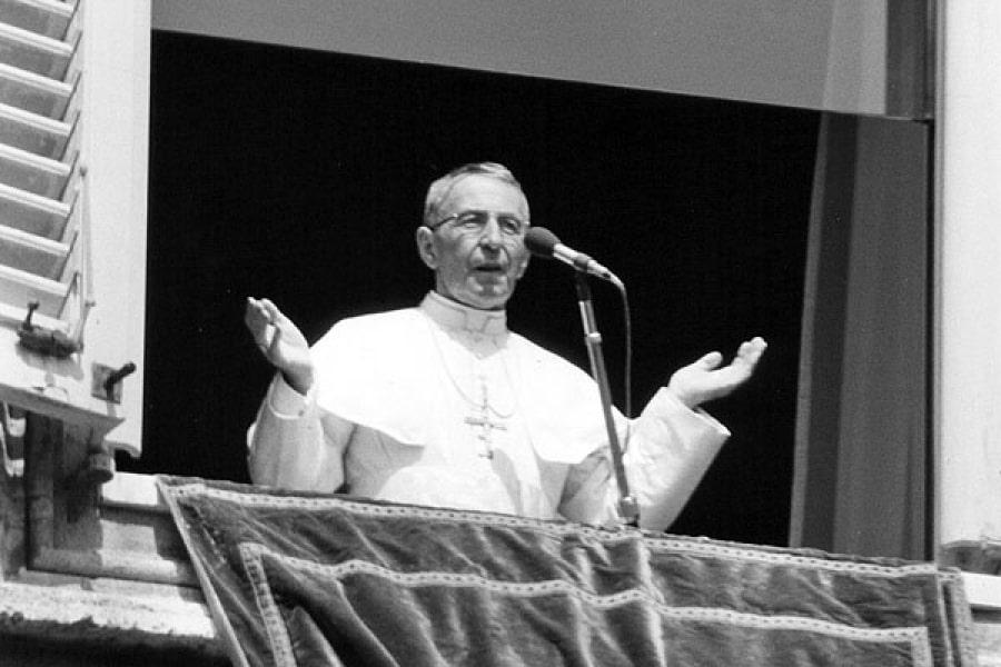 Czarno-białe zdjęcie Jana Pawła I w oknie papieskim.
