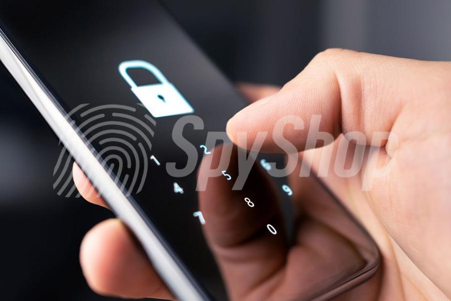 Użytkownik trzyma smartfon w prawej dłoni. Na pierwszym planie ekran blokady telefonu.