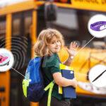 Na pierwszym planie dziecko z plecakiem i książkami, uśmiecha się i macha do aparatu. W tle autobus szkolny. Na mniejszych ilustracjach widoczne podsłuchy.
