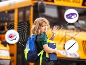 Na pierwszym planie dziecko z plecakiem i książkami, uśmiecha się i macha do aparatu. W tle autobus szkolny. Na mniejszych ilustracjach widoczne podsłuchy.