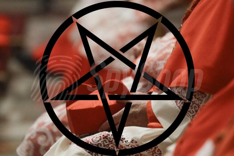 Ikona satanistycznego pentagramu, a w tle zbliżenie na dłonie watykańskiego kardynała.