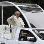 Papież Franciszek macha do wiernych w papamobile