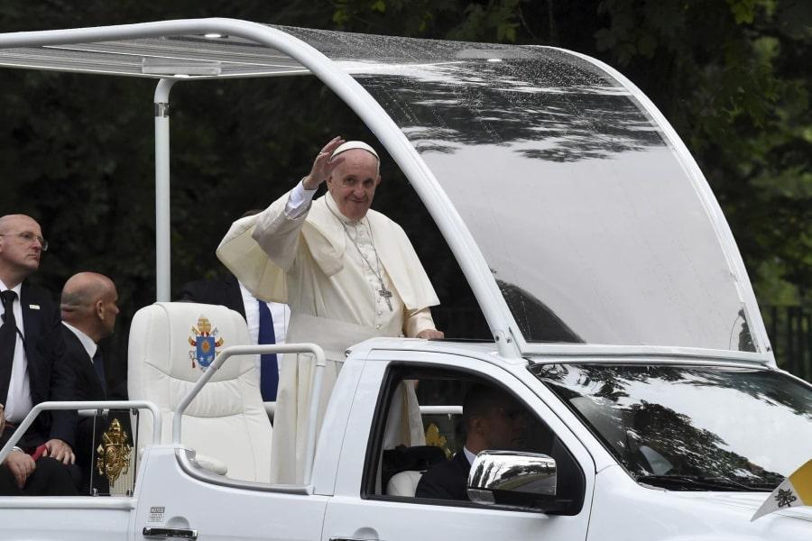Tajemnice Watykanu: Papamobile – czym jeździ papież?