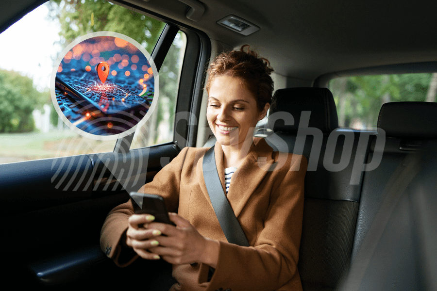 Kobieta w taksówce patrzy się w telefon. Na mniejszej ilustracji ekran smartfona, na którym widoczna jest lokalizacja na mapie.