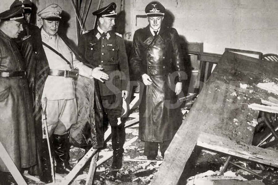 Niemieccy oficerowie na miejscu nieudanego zamachu na Hitlera, w tle pozostałości po wybuchu.