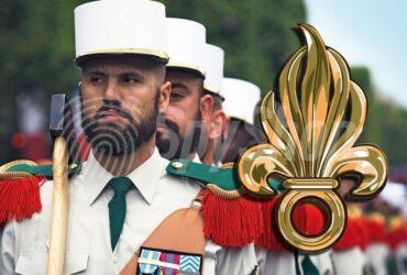 Zdjęcie żołnierzy z Legii Cudzoziemskiej. Po prawej stronie logo Legii Cudzoziemskiej.