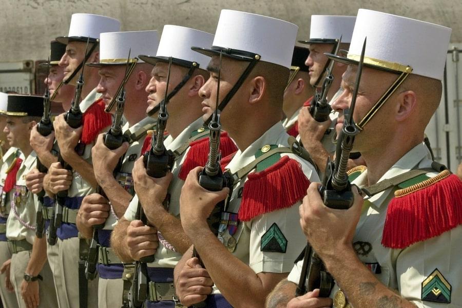 Zdjęcie żołnierzy Legii Cudzoziemskiej w szeregu.