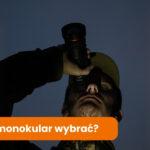 Mężczyzna z czapką na głowie trzyma monokular i patrzy przez niego w ciemność. Jest środek nocy.